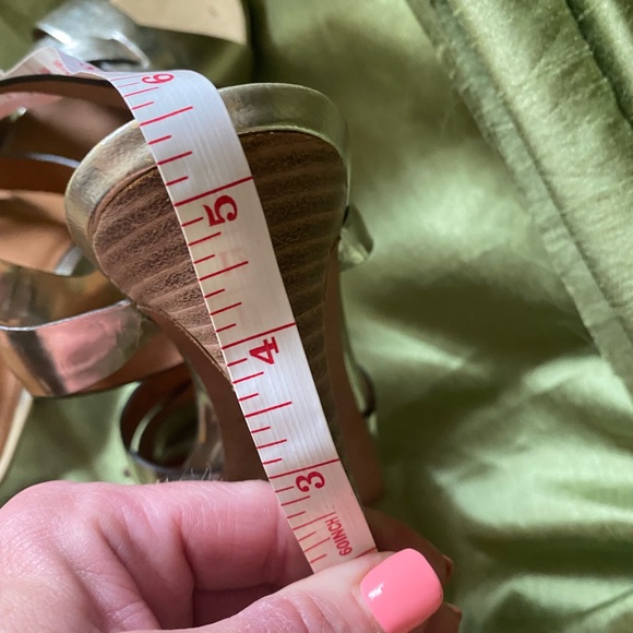 Metallic gold coach heels - Picture 5 of 5